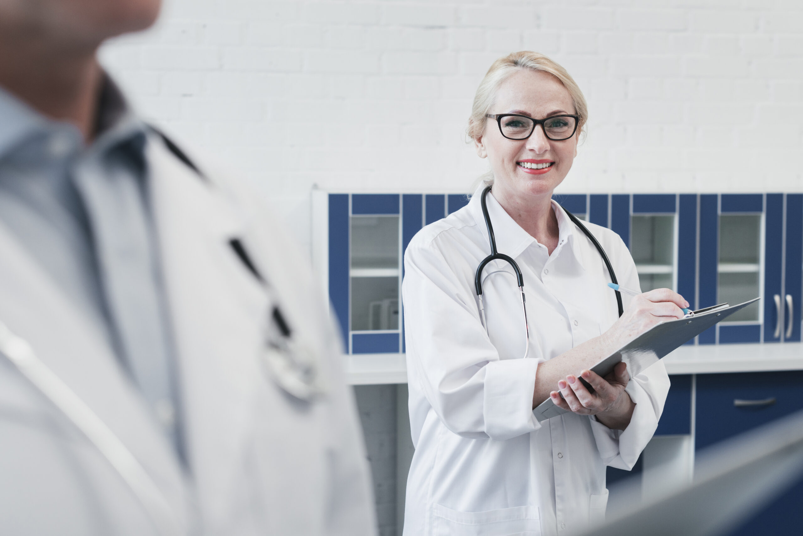 Como médico declara Imposto de Renda corretamente? Veja regras, deduções e como evitar erros que levam à malha fina.