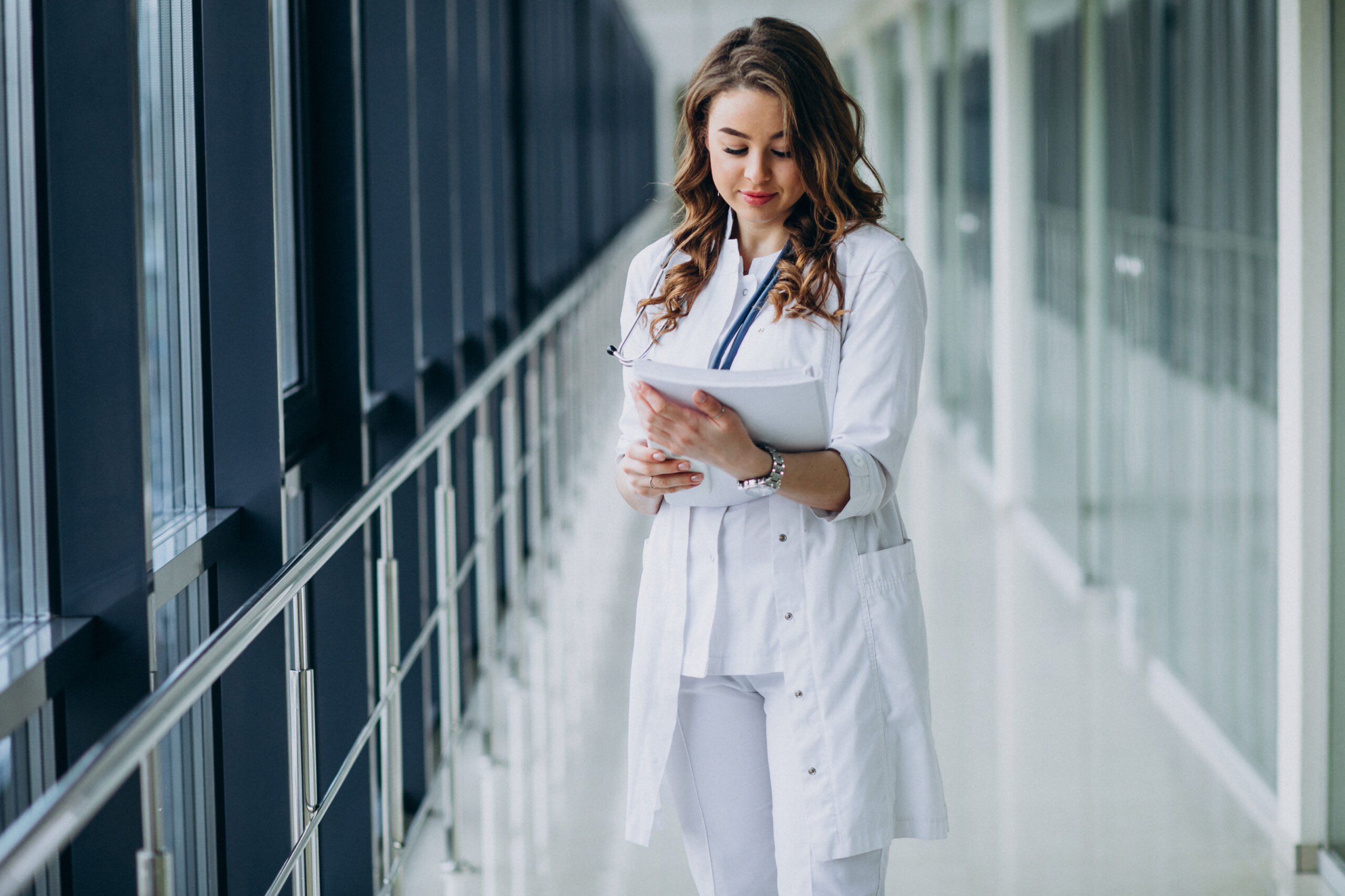 Médico paga imposto de renda? Entenda regras, deduções, tipos de declaração e como a contabilidade pode ajudar.